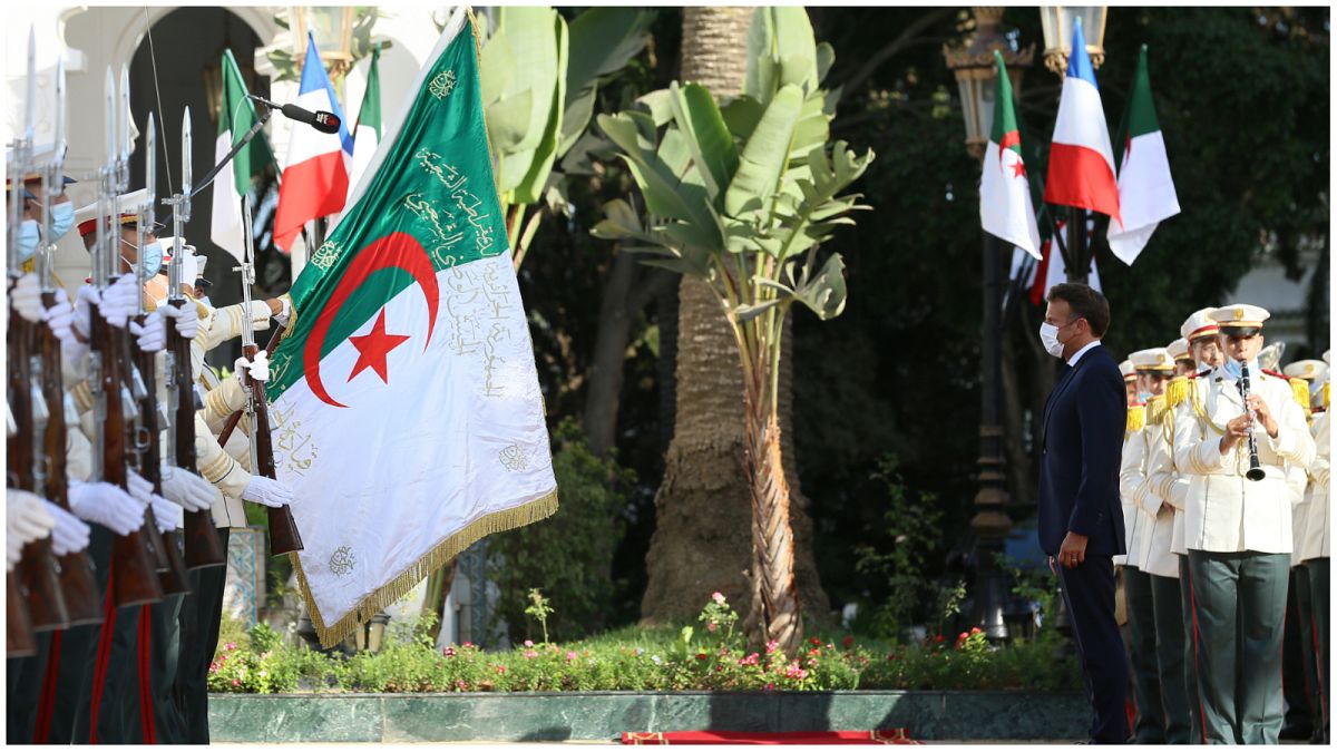 الرئيس الفرنسي إيمانويل ماكرون يقف أمام نصب مقام الشهيد في العاصمة الجزائرية