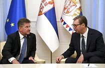 Der serbische Präsident Aleksandar Vučić (rechts) im Gespräch mit dem EU-Gesandten Miroslav Lajcak in Belgrad. *Archiv)
