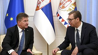 Le président serbe Aleksandar Vucic, à droite, s'entretient avec l'envoyé de l'Union européenne Miroslav Lajcak à Belgrade (Serbie), jeudi 25 août 2022. 