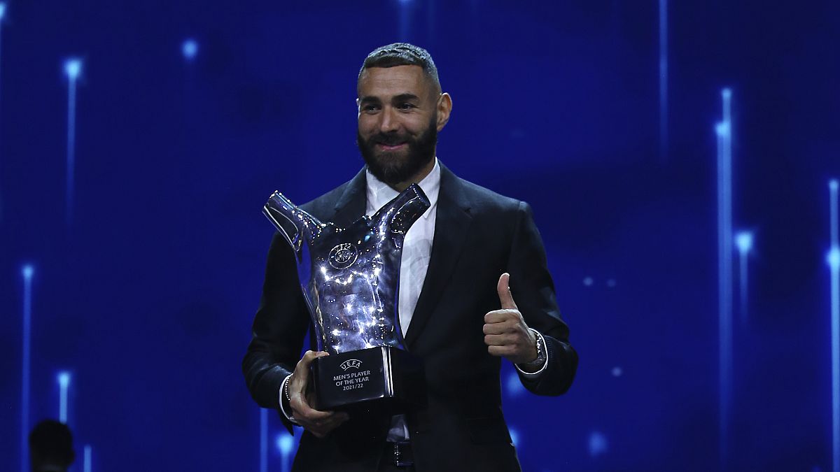 اللاعب كريم بن زيما يحمل جائزة أفضل لاعب في أوربا