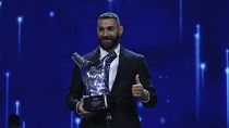 اللاعب كريم بن زيما يحمل جائزة أفضل لاعب في أوربا