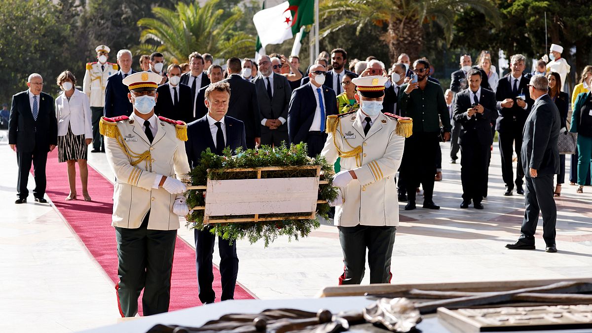 Макрон возложил венок к Мемориалу мучеников — памятнику алжирцам, павшим в войне за независимость