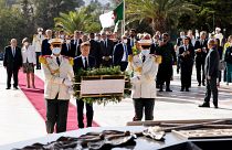 Макрон возложил венок к Мемориалу мучеников — памятнику алжирцам, павшим в войне за независимость