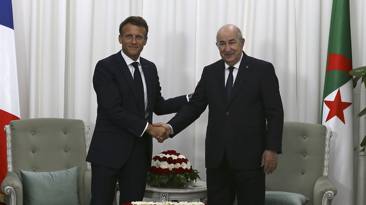 Algeriens Präsident Abdelmadjid Tebboune begrüßt seinen französischen Amtskollegen Emmanuel Macron