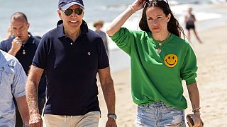Joe Biden elnök a tengerparton sétál Ashley Biden lányával 2022 nyarán