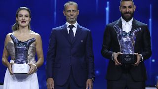 Алексия Путельяс и Карим Бензема держат свои трофеи рядом с президентом УЕФА Александером Чеферином