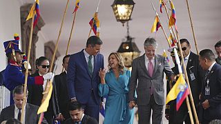 El presidente del Gobierno español, Pedro Sánchez, a la izquierda, la primera dama de Ecuador, María de Lourdes Alcivar, y el presidente Guillermo Lasso