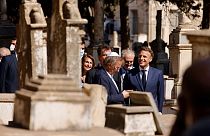 Emmanuel Macron lors de sa visite du cimetière européen Saint Eugène à Alger (Algérie)