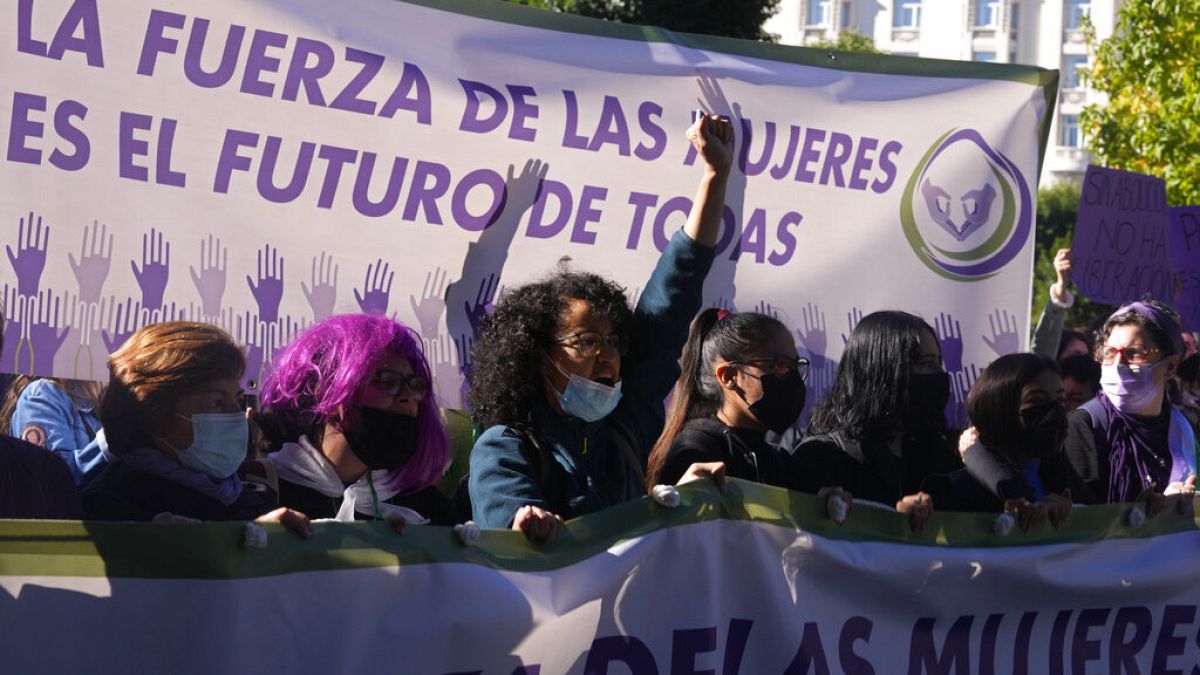 Mujeres marchan con una pancarta en la que se lee ' La fuerza de las mujeres es el futuro de todos' durante una protesta feminista por los derechos de las mujeres en Madrid.
