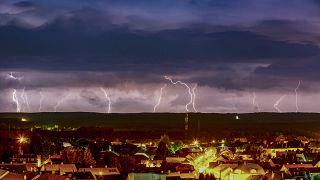 Villámlások Nagykanizsánál egy nyári vihar alatt 2021. júliusában - a szakemberek szerint egyre több a bizonytalanság az előrejelzésekben