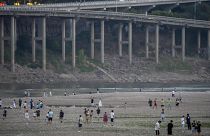 Жители города Чунцин гуляют там, где раньше протекал приток реки Янцзы. 20 августа 2022.