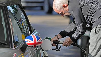 Abastecimento numa bomba de gasolina no Reino Unido
