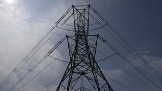 Un traliccio dell'elettricità a Lydd, nel sud dell'Inghilterra, lunedì 15 agosto 2022