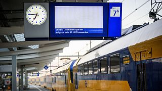  صورة تُظهر لوحة معلومات فارغة فوق رصيف القطارات بمحطة مدينة زفولا جراء إضراب  موظفي السكك الحديدية الهولندية للمطالبة بزيادة الأجور، 24 أغسطس 2022.
