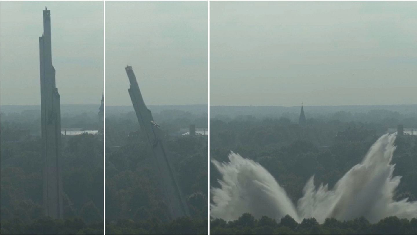 Watch as Soviet-era obelisk comes crashing down in Riga, Latvia | Euronews