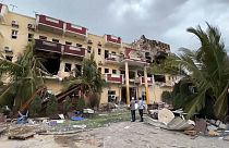 دمار هائل لحق بفندق في الصومال شهد هجوما دامياً شنه عناصر من حركة الشباب وقتلوا 21 شخصاً، 21 أغسطس 2022.
