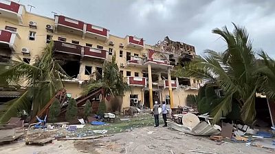 دمار هائل لحق بفندق في الصومال شهد هجوما دامياً شنه عناصر من حركة الشباب وقتلوا 21 شخصاً، 21 أغسطس 2022.