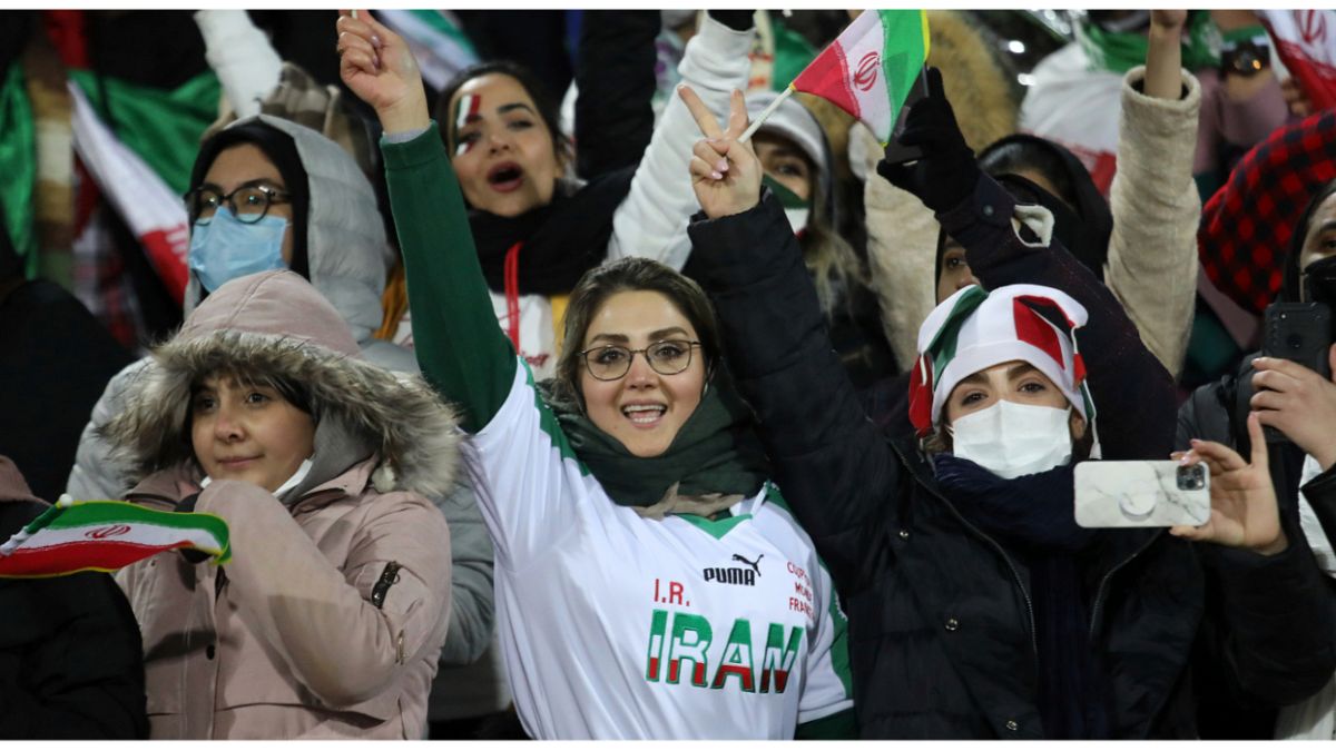 إيرانيات يحضرن مباراة كرة قدم 