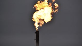 Сжигание попутного газа на нефтедобывающем предприятии в Северной Дакоте