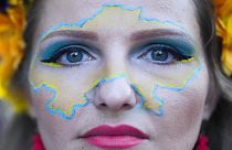 Девушка с нарисованным на лице контуром Украины принимает участие в Марше свободы в центре Берлина, в честь Дня независимости Украины