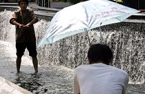Pessoas tentam combater a onda de calor