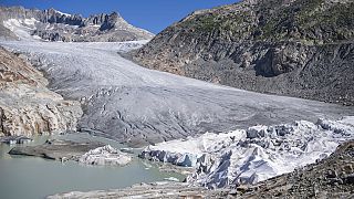 İsviçre'deki Furkapass yakınlarındaki Gletsch'in üzerinde Rhone Buzulu'nun karla kaplı bazı kısımları