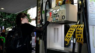 ناشطة بيئية تكسر زجاج إحدى مضخات الوقود - لندن