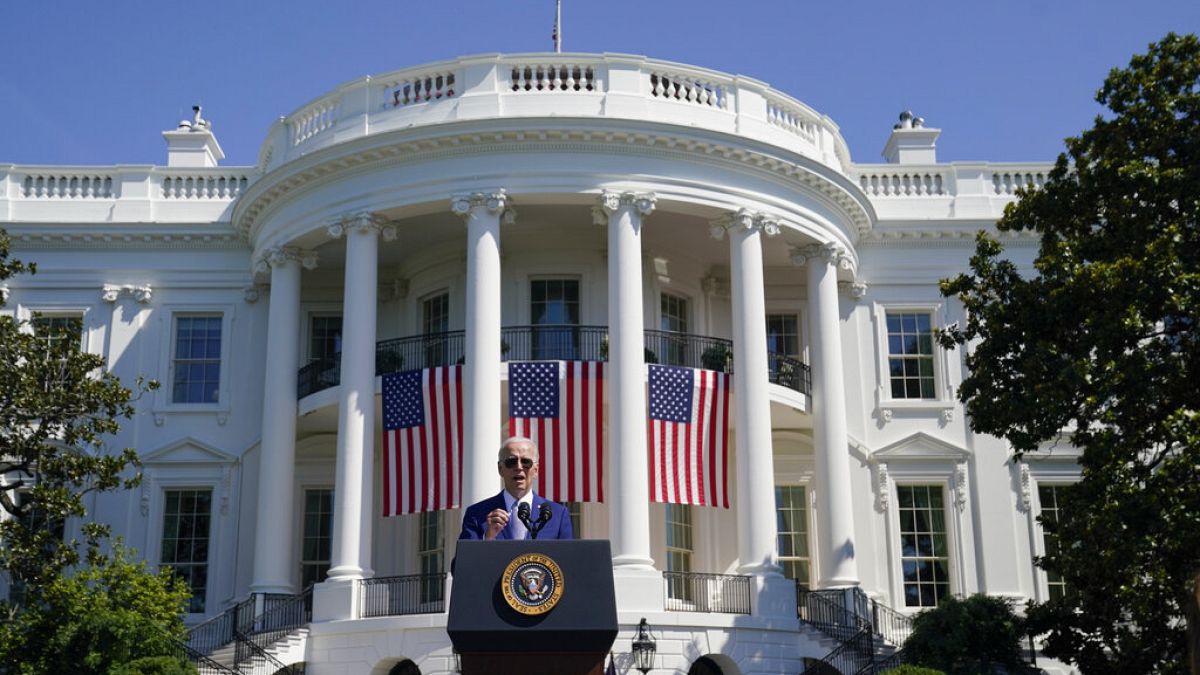 Beyaz Saray'ın önünde açıklama yapan ABD Başkanı Joe Biden 