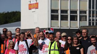 عدد من عمال شركة رويال ميل البريطانية خلال الإضراب - لندن 26/08/2022