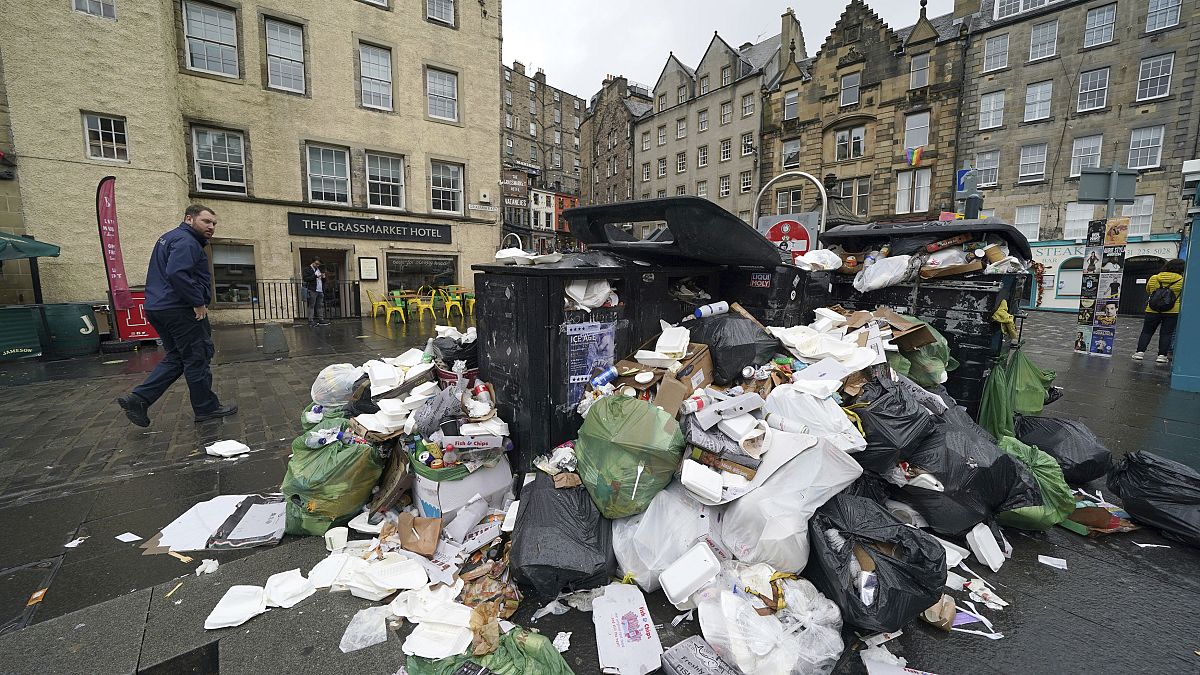 Lixo acumulado nas ruas da capital escocesa