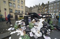 Lixo acumulado nas ruas da capital escocesa