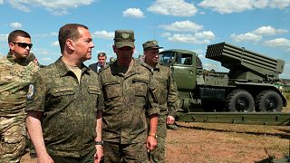 دميتري مدفيديف الرئيس الروسي السابق خلال جولة إلى قاعدة عسكرية روسية