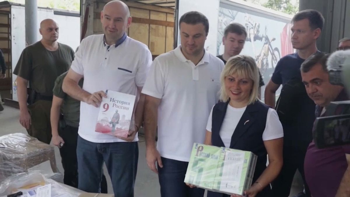 Russische Schulbücher werden in Donezk in Empfang genommen, mit dabei: Vitaly Khotsenko (dritter von links), Ministerpräsident der selbsternannten Volksrepublik.