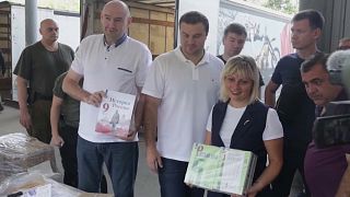 Las autoridades de la autoproclamada República de Donetsk muestran los nuevos libros de texto rusos 