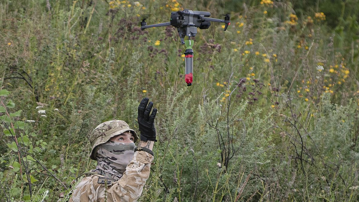 متطوع أوكراني خلال تدريبات على درون صغيرة قادرة على حمل قنابل 