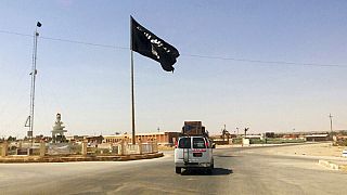 Auto passiert eine Flagge des IS im Zentrum von Rawah, 281 Kilometer nordwestlich von Bagdad, Irak (Archiv 2014)