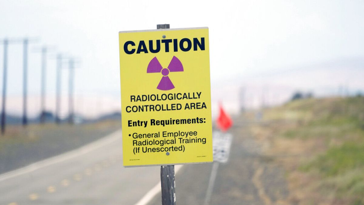 Radioaktív sugárzásra figyelmeztető tábla