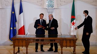الرئيس الجزائري عبد المجيد تبون إلى جانب نظيره الفرنسي إيمانويل ماكرون