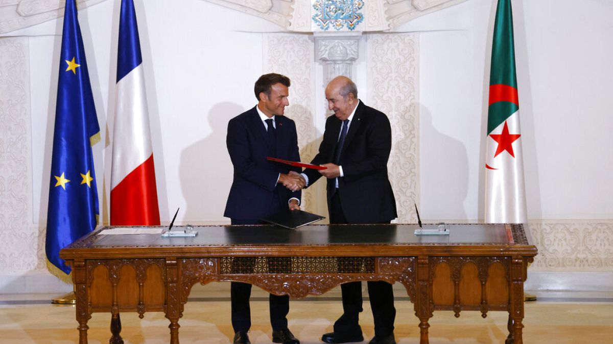 Emmanuel Macron y Abdelmadjid Tebboune se estrechan la mano tras firmar la Declaración de Argel
