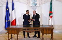 Президенты Франции и Алжира Эммануэль Макрон и Абдельмаджид Теббун после подписания соглашений
