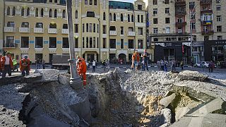 Cráter producto de un ataque ruso contra el centro de Járkov