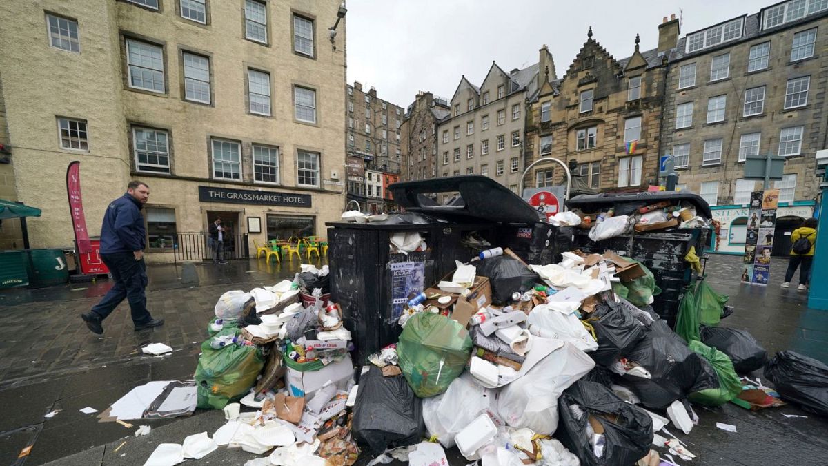 خیابان‌های بسیاری از شهرهای اسکاتلند در پی اعتصاب رفتگران با انبوهی از زباله‌ها پوشیده شدند