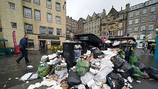 خیابان‌های بسیاری از شهرهای اسکاتلند در پی اعتصاب رفتگران با انبوهی از زباله‌ها پوشیده شدند