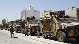 Combatentes nas ruas de Trípoli, capital da Líbia