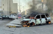 سيارة محترقة بعد تعرضها لنيران وسط العاصمة الليبية طرابلس