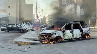 سيارة محترقة بعد تعرضها لنيران وسط العاصمة الليبية طرابلس 