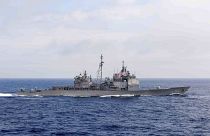 الطراد الأمريكي "يو إس إس تشانسلورزفيل" قبالة السواحل الفلبينية (أرشيف)