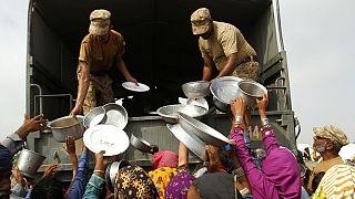 ételt oszt a hadsereg Afganisztánban