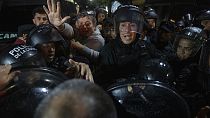 Kirchner-Sohn Maximo inmitten Protestierender und Polizei in Buenos Aires.