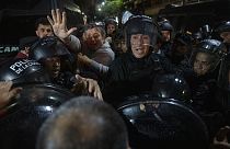 Kirchner-Sohn Maximo inmitten Protestierender und Polizei in Buenos Aires.
